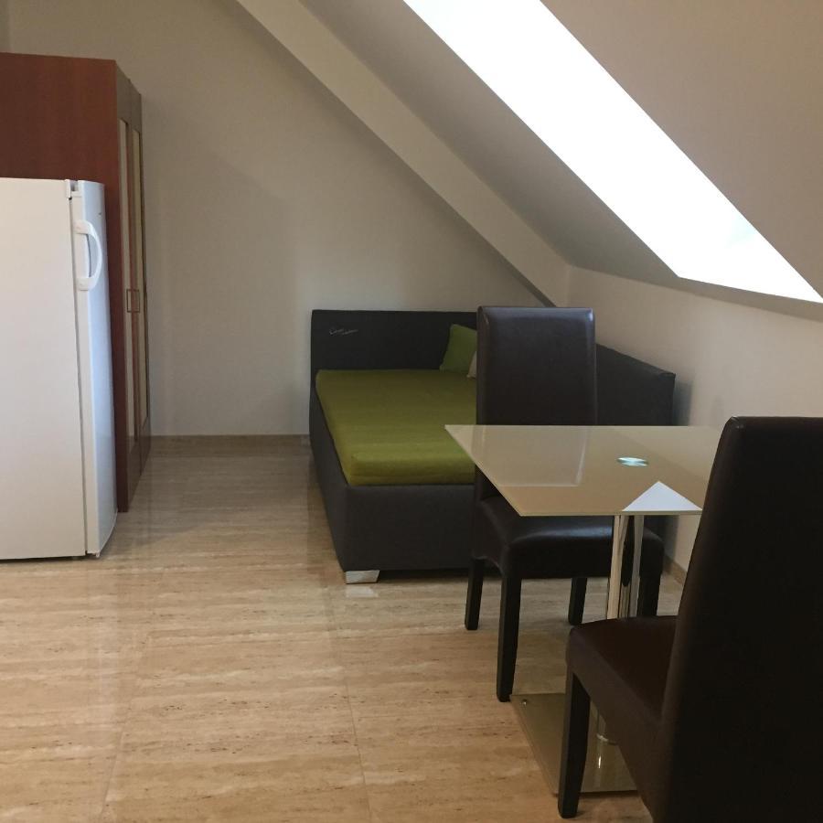 Penzion Za radnicí Valtice Exterior foto